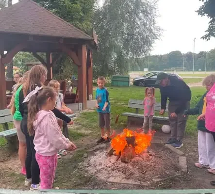 Wakacyjne pożegnanie w bibliotece – ognisko, gry i wspólna zabawa