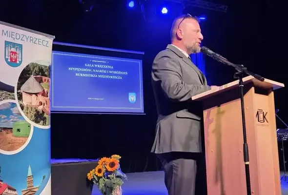 Uroczysta gala w Międzyrzeczu: stypendia, awanse nauczycieli i powierzenia obowiązków dyrektorom przedszkoli