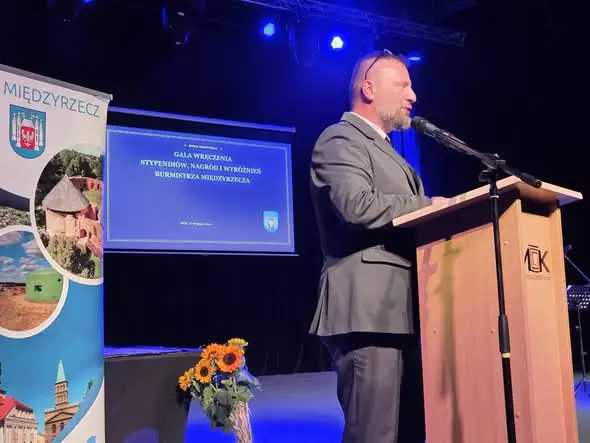 Uroczysta gala w Międzyrzeczu: stypendia, awanse nauczycieli i powierzenia obowiązków dyrektorom przedszkoli