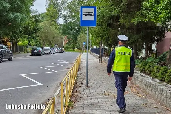 Policja kontroluje przejścia dla pieszych przed nowym rokiem szkolnym
