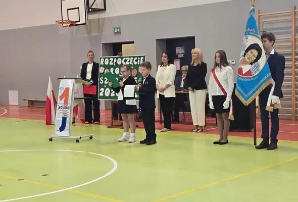 Uroczyste rozpoczęcie roku szkolnego w Jedynce – pasowanie pierwszoklasistów