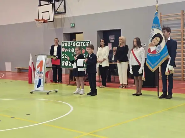 Uroczyste rozpoczęcie roku szkolnego w Jedynce – pasowanie pierwszoklasistów