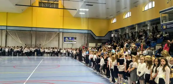 Uroczyste rozpoczęcie roku szkolnego w SP6 w Międzyrzeczu – pasowanie pierwszaków