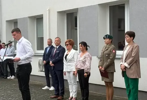 Uroczyste rozpoczęcie roku szkolnego w Międzyrzeczu mimo deszczowej aury