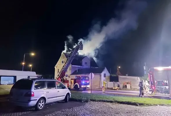 Pożar poddasza przy ul. Przemysłowej – nocna akcja strażaków