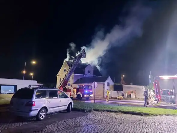 Pożar poddasza przy ul. Przemysłowej – nocna akcja strażaków