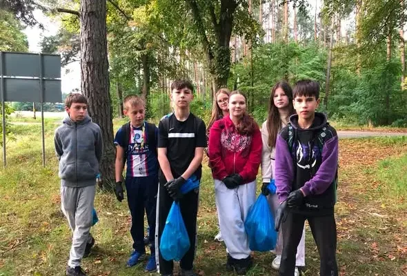 Uczniowie z klas IV–VIII sprzątali lasy z leśnikami z Nadleśnictwa Trzciel