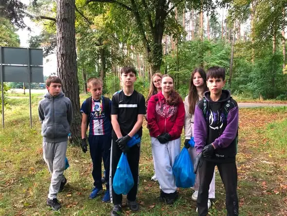 Uczniowie z klas IV–VIII sprzątali lasy z leśnikami z Nadleśnictwa Trzciel