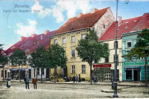 Dawny Międzyrzecz: wschodnia pierzeja rynku na archiwalnej pocztówce
