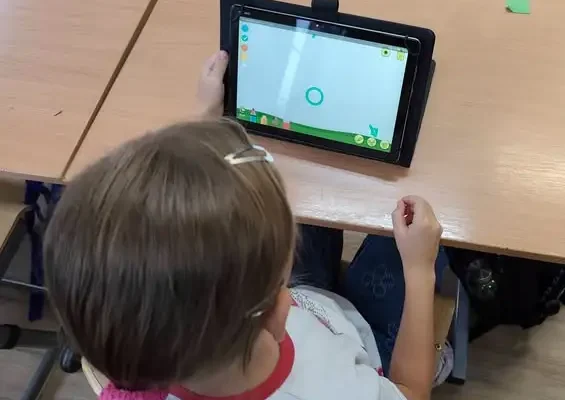 Pierwszoklasiści z Jedynki łączą kaligrafię z tabletami