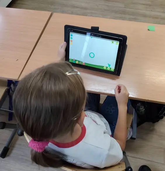 Pierwszoklasiści z Jedynki łączą kaligrafię z tabletami