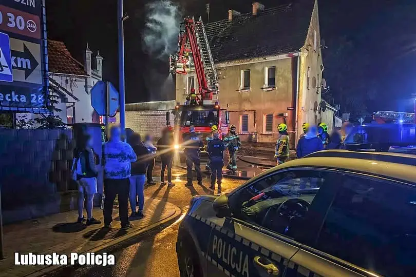 Pożar w Skwierzynie. Policjanci ewakuowali pięć osób z płonącego budynku
