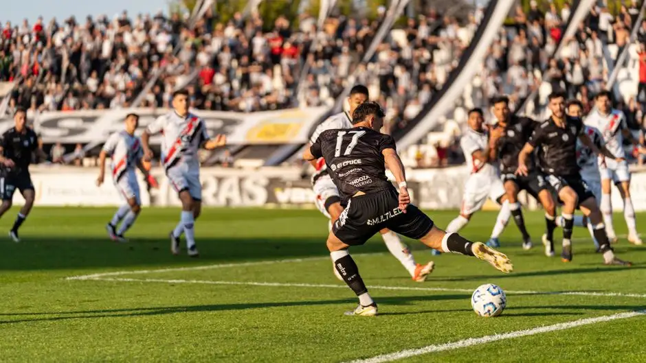 GKS Bledzew uległ Muszelce Ogardy 0:1 w emocjonującym meczu