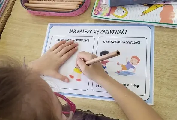 Uczniowie klasy 1b z Międzyrzecza uczą się empatii w projekcie „Moc relacji – siła bez przemocy”