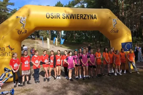 Sztafetowe biegi przełajowe w Skwierzynie: sukces dziewcząt z klas 6