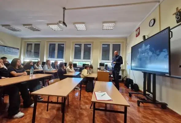 Bieruń: policjant uczył uczniów, jak reagować na przemoc rówieśniczą