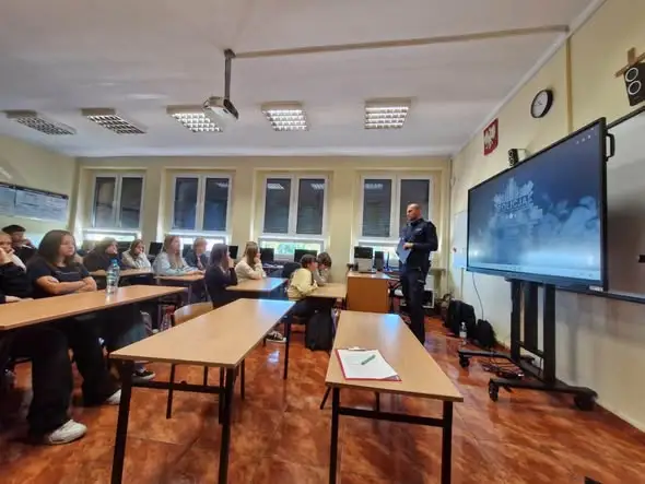 Bieruń: policjant uczył uczniów, jak reagować na przemoc rówieśniczą