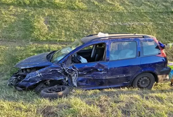 Wypadek na DK 24 pod Skierniewicami. Dwie osoby ranne, w tym dzieci