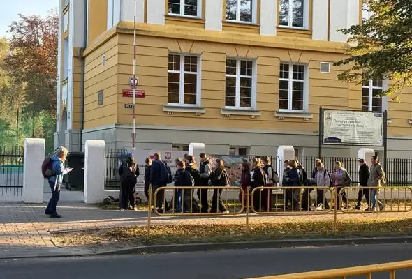 Uczniowie z Międzyrzecza posprzątali trasę nad jezioro Głębokie