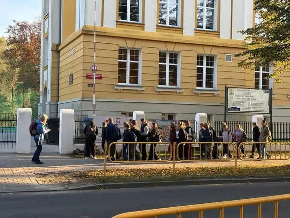 Uczniowie z Międzyrzecza posprzątali trasę nad jezioro Głębokie