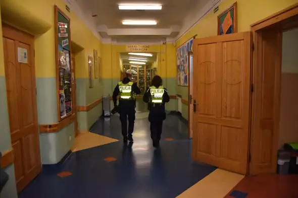 Wzmocnione patrole policji w rejonie szkół powiatu międzyrzeckiego