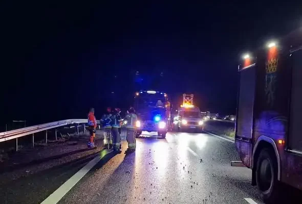 Poślizg na S-3 pod Międzyrzeczem. Kierujący Kią Cade uderzył w barierki