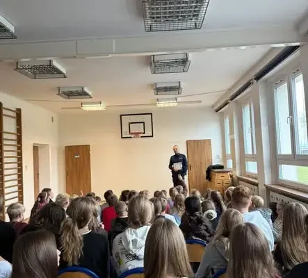 Policjant uczył dzieci bezpieczeństwa na drodze w Kassolikach