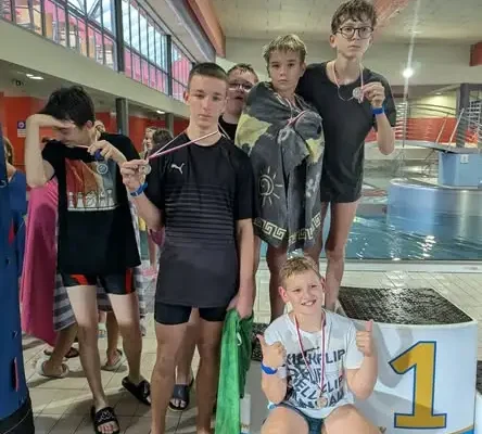Pływacy ze Szkoły Podstawowej nr 6 w Międzyrzeczu z medalami mistrzostw powiatu