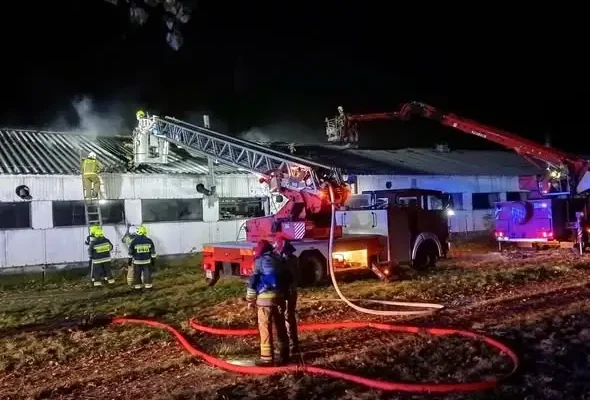 Pożar hali przy ul. Katarzynki w Międzyrzeczu – akcja strażaków trwała kilka godzin