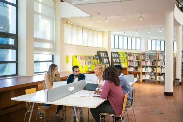 Jacek Łapiński w bibliotece w Brójcach – spotkanie z uczniami o pasjach i czytaniu