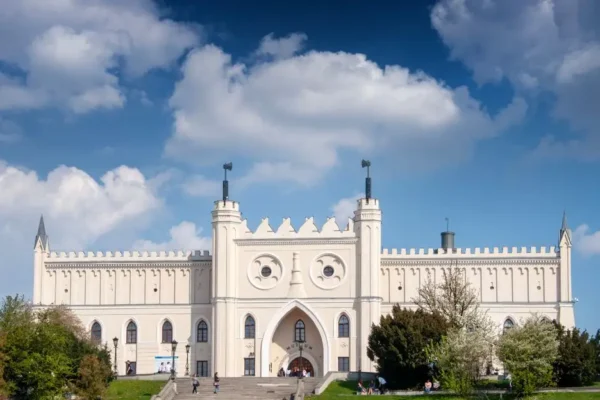 Uczniowie w podróży przez historię Polski – wycieczka do Ostrowa Lednickiego, Gniezna i Biskupina